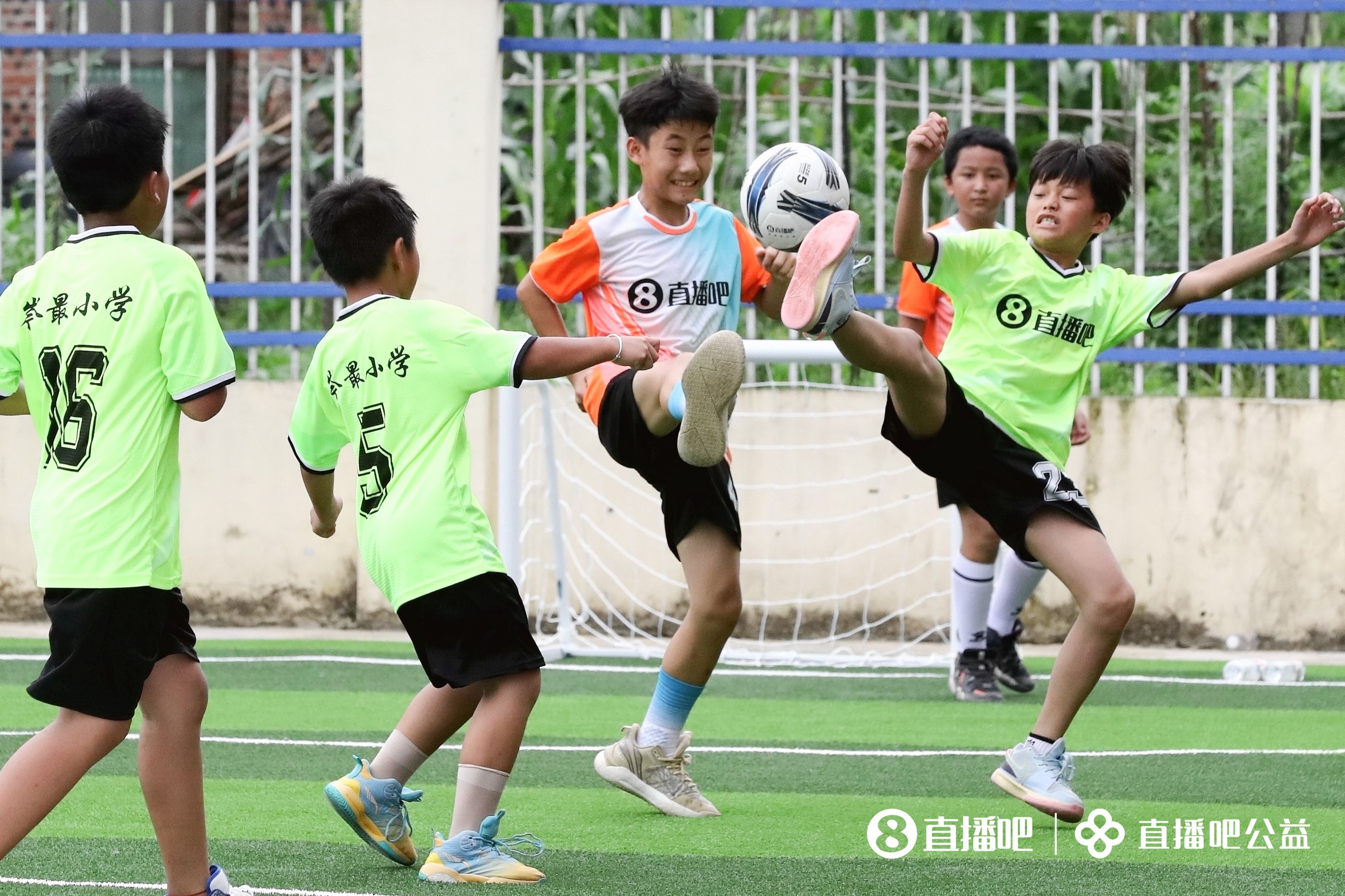 贵州大山里水泥地变草坪 岑最小学公益足球场落成