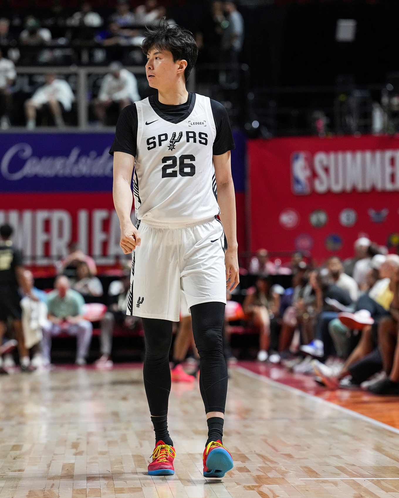 李贤重5中3三分填满数据栏，马刺夏季联赛险胜太阳