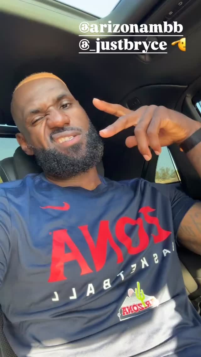 詹姆斯车内自拍穿亚利桑那T恤 公开力挺布莱斯征战NCAA