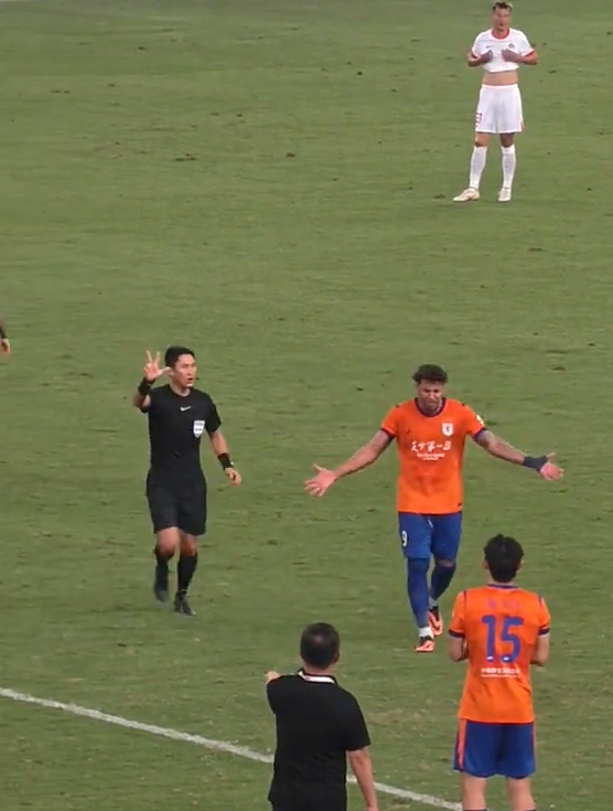 马宁对克雷桑五秒倒计时警告 泰山3-1海牛补时现争议