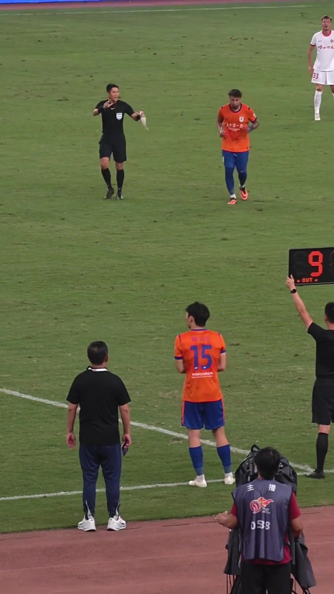 马宁对克雷桑五秒倒计时警告 泰山3-1海牛补时现争议