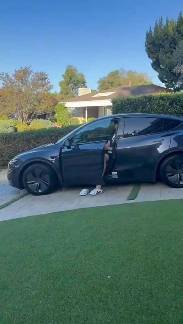 杨瀚森美国代步车换新 二手宝马X5变特斯拉Model Y