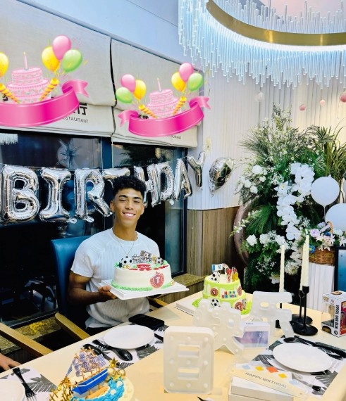 张洪福18岁生日母亲发文：不要求你一定光芒万丈，只愿坚守初心