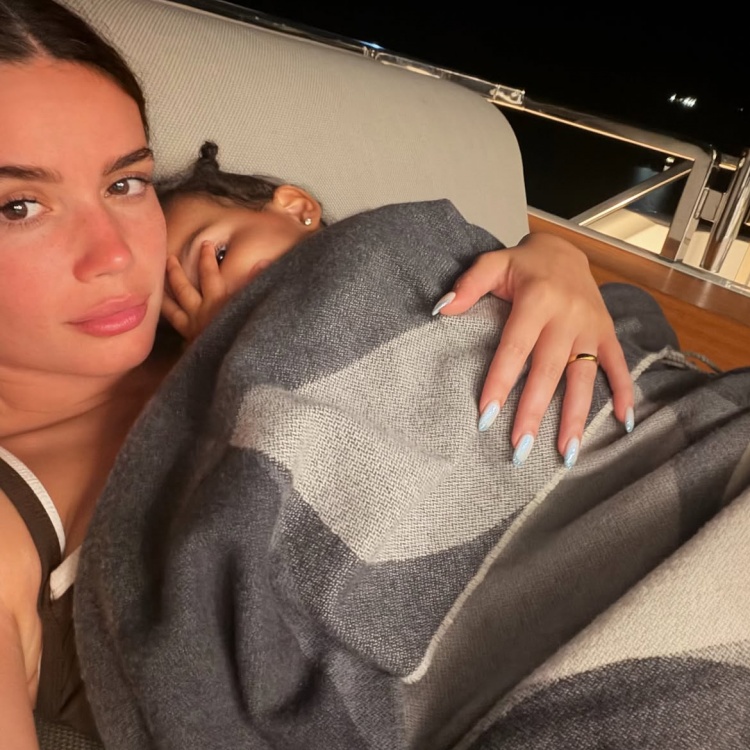 撒狗粮~恩比德妻子晒旅游动态 大帝评论:我的爱人😍 撒狗粮~恩比德妻子晒旅游动态 大帝评论:我的爱人😍