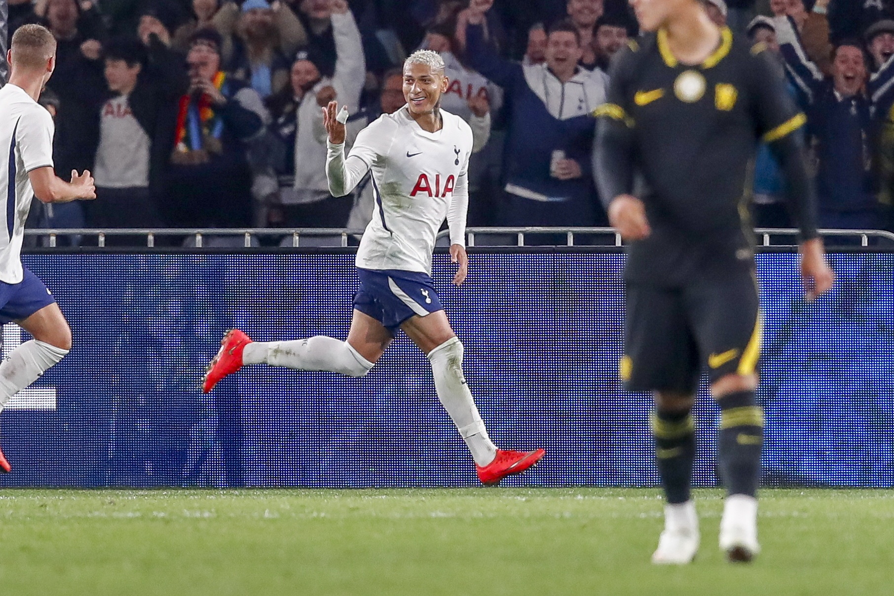 早报：凯恩双响！拜仁德国杯轻松晋级