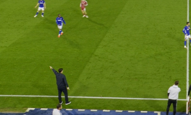 漏判？加克波在禁区内被铲倒 裁判未吹犯规 伊劳拉场边示意看VAR