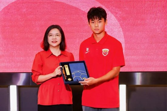 上海海港U17出征法国欧塞尔 武磊送上留洋寄语
